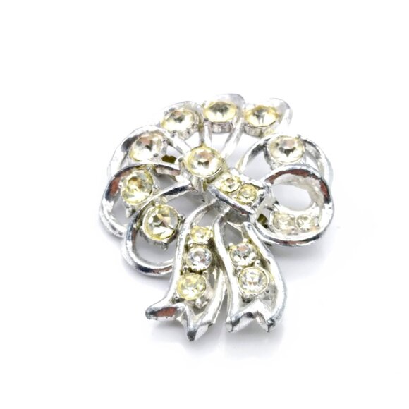 Vintage Pot Metal Ribbon Wreath Brooch with Clear Paste Rhinestones - Picture 2 of 3